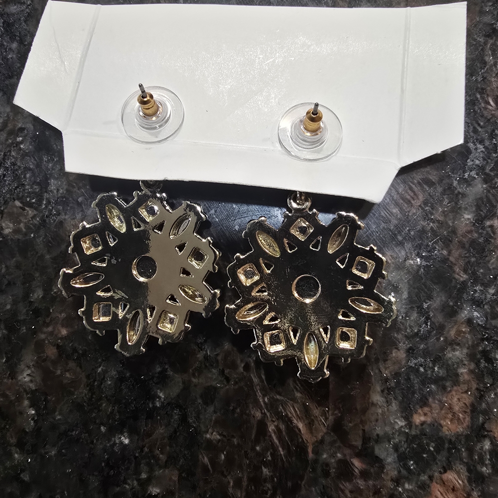 Elegant Crystal Flower Earrings - Picture 3 of 4
